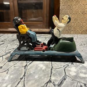 Hucha vintage de hierro fundido pintada a mano con mecanismo mecánico. Años 70, medidas: Largo 24 cm, Alto 14 cm.